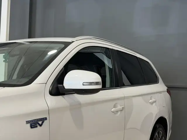 Mitsubishi Outlander view 12