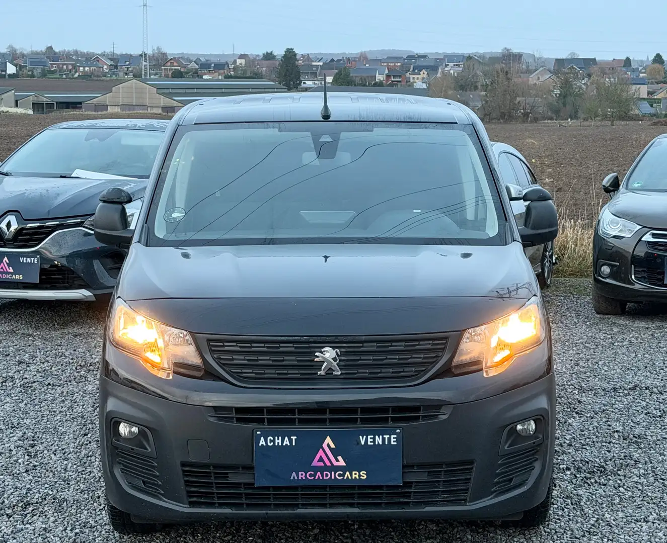 Peugeot Partner CAR PLAY -CRUISE CONTROL -3 PLACES -CARNET PEUGEOT Zwart - 2