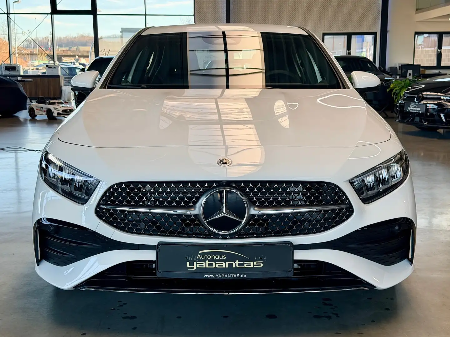 Mercedes-Benz A 180 AMG DISTRONIC Pro 360°-K KEYLESS-GO Ambientenbeleu Weiß - 2