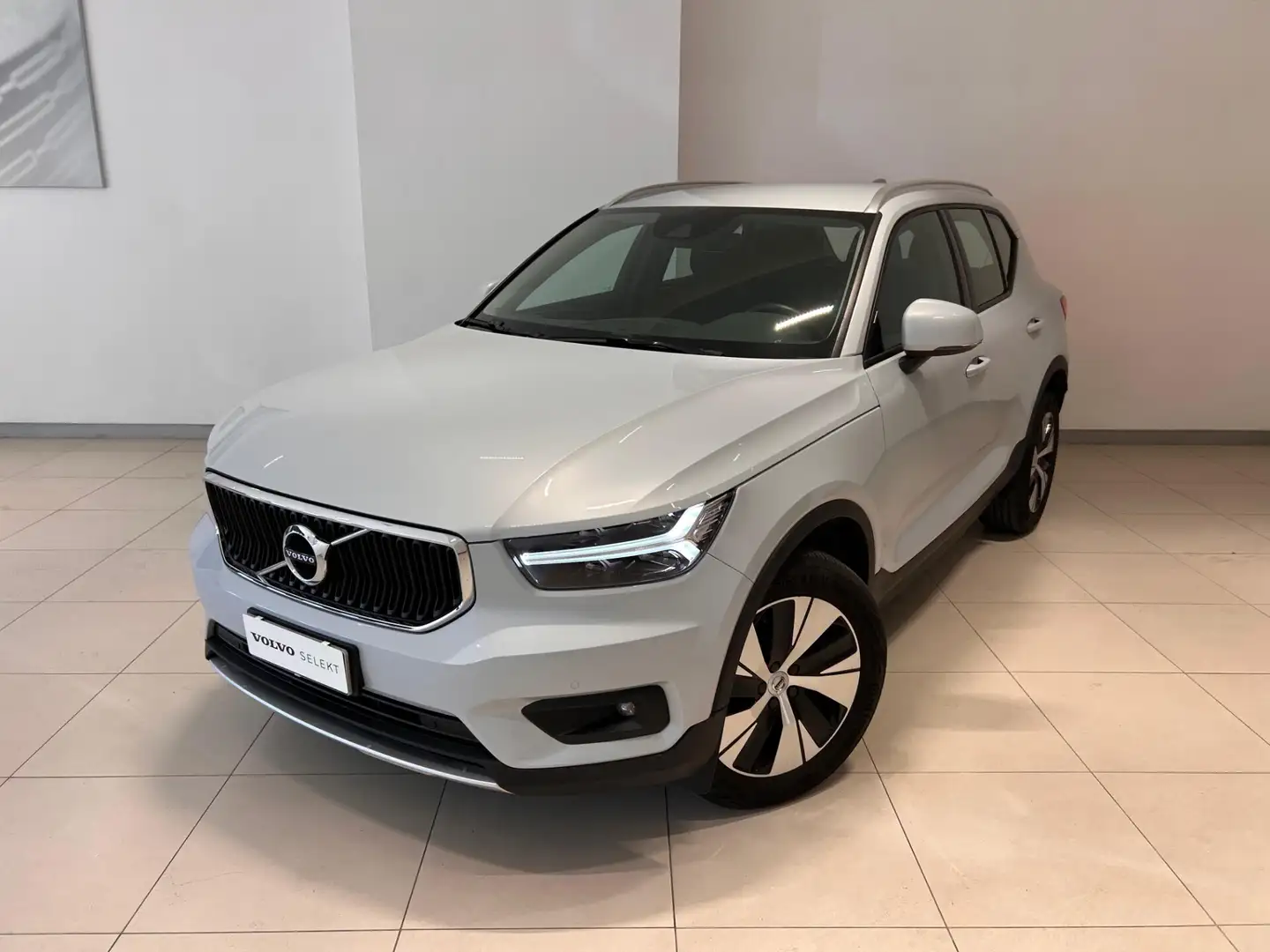 Volvo XC40 T2 Momentum Pro Gris - 1