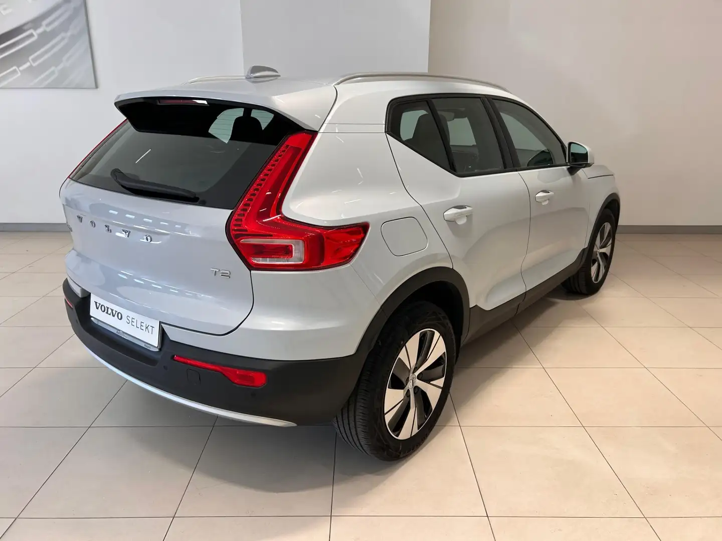 Volvo XC40 T2 Momentum Pro Gris - 2