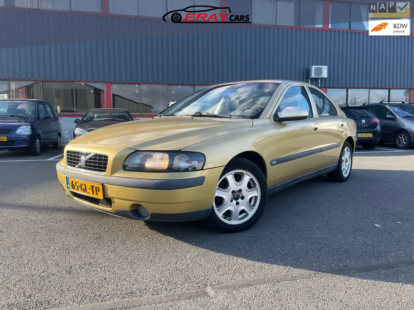 Volvo S60 2.4 Edition / AUTOMAAT / YOUNGTIMER Gelb - 1