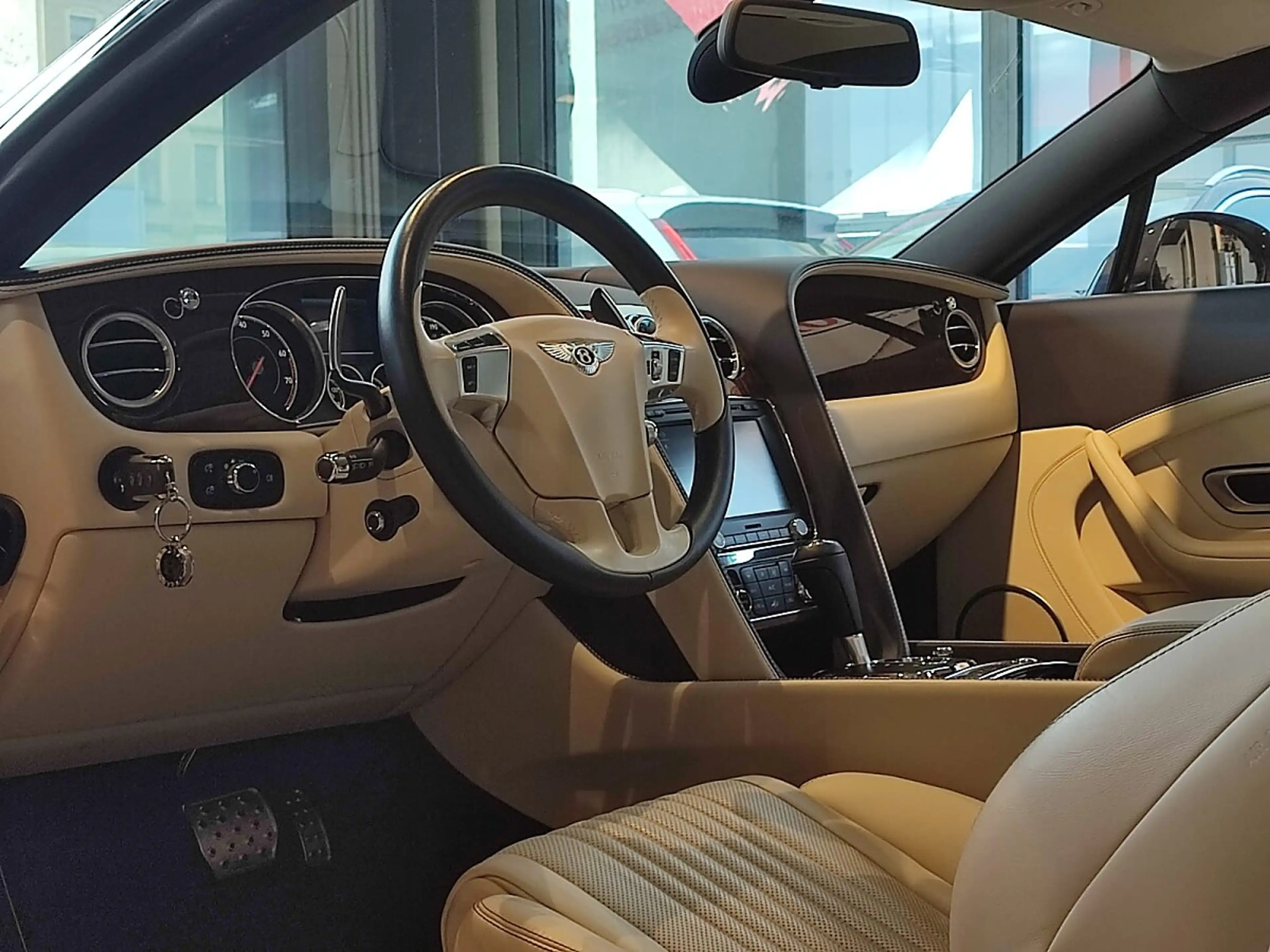 Bentley Continental GT V8 — photo 12