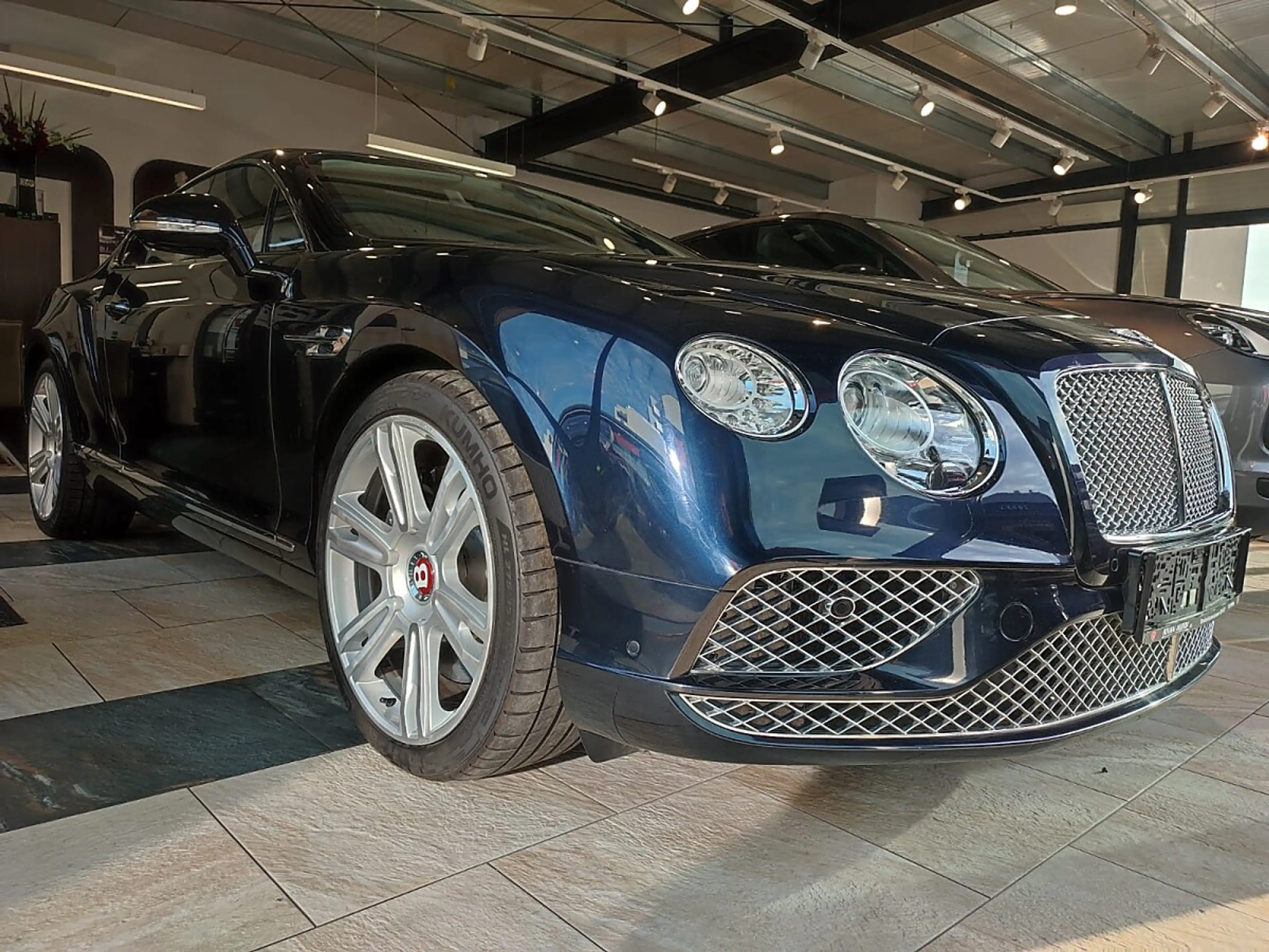 Bentley Continental GT V8 — photo 3