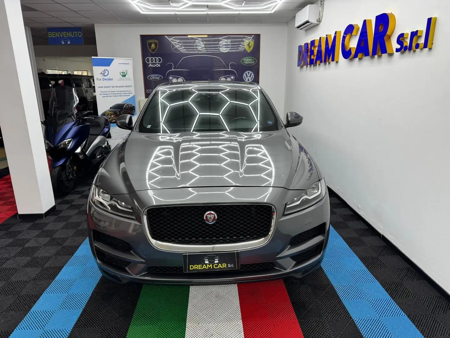 Jaguar F-Pace F-Pace 2.0d Portfolio awd 180cv Šedá - 2