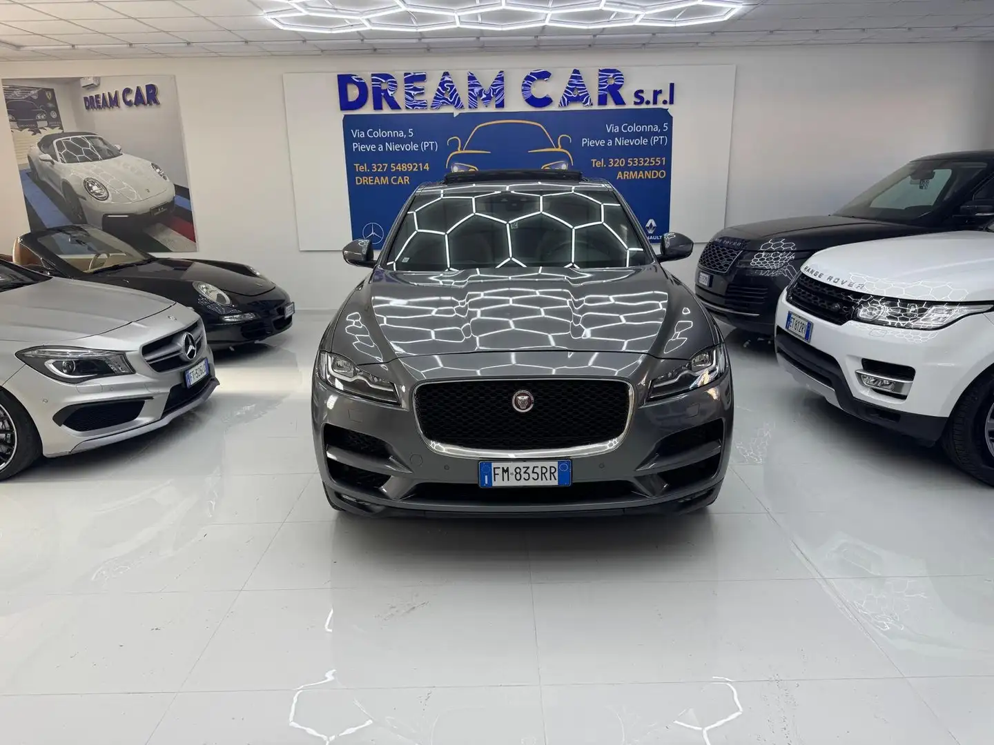 Jaguar F-Pace F-Pace 2.0d Portfolio awd 180cv Gri - 2