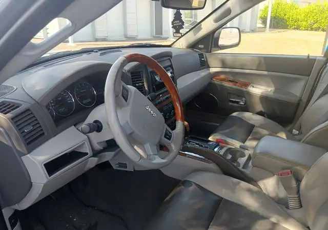 Jeep Grand Cherokee view 2