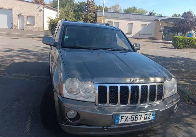 Jeep Grand Cherokee view 3