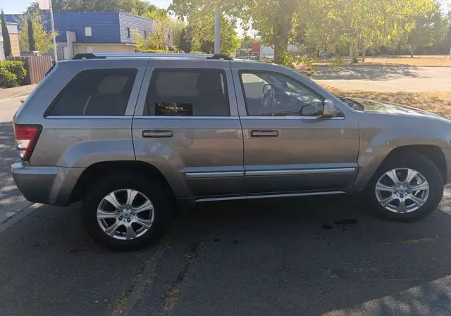 Jeep Grand Cherokee view 4