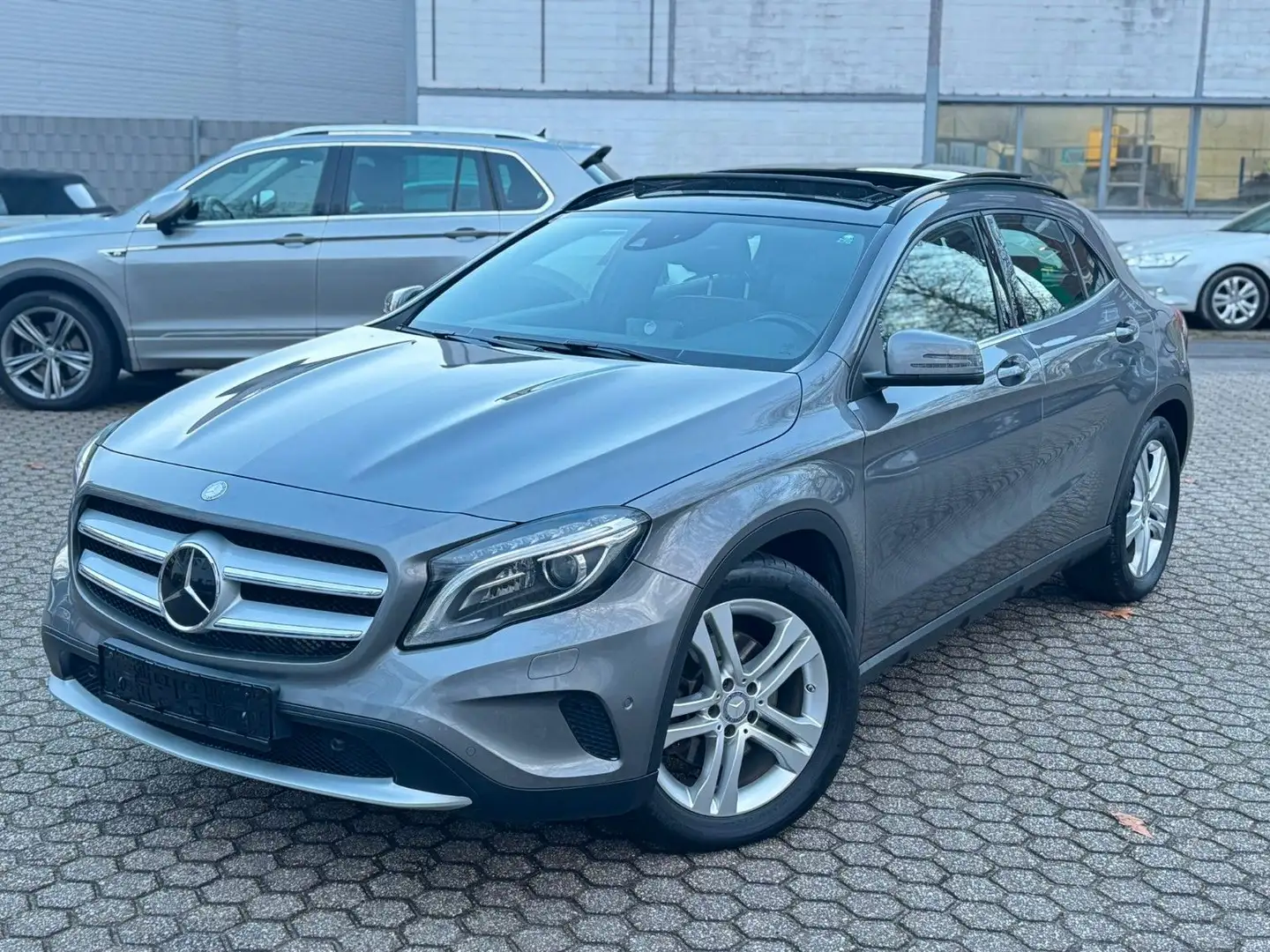 Mercedes-Benz GLA 250 7G 4Matic Panorama-Dach Grau - 1