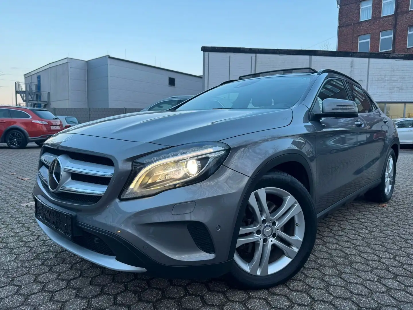 Mercedes-Benz GLA 250 7G 4Matic Panorama-Dach Grau - 2