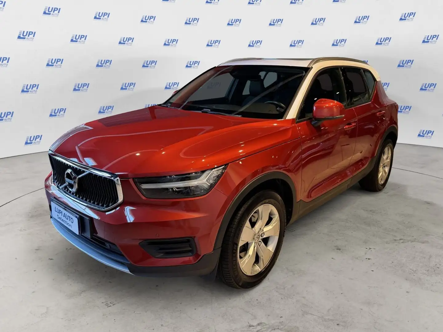 Volvo XC40 2.0 d3 Momentum awd geartronic Rosso - 1