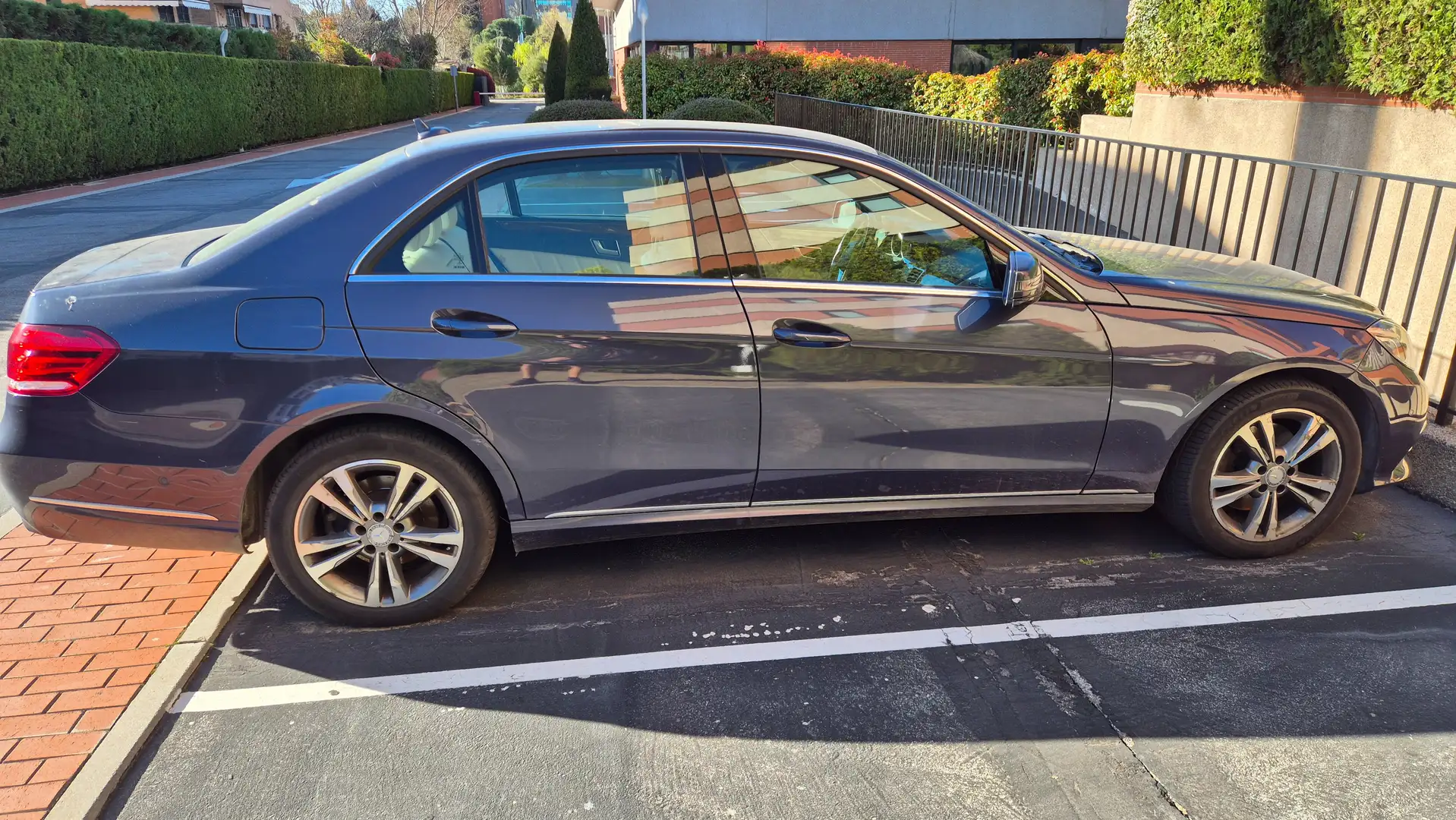 Mercedes-Benz E 300 E 300 BT Hybrid 7G Plus Blue - 1