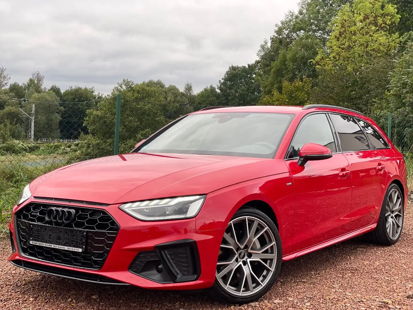 Audi A4 Avant 40 TFSI quattro*S line*AHK*19 Zoll*WG27 Rot - 2