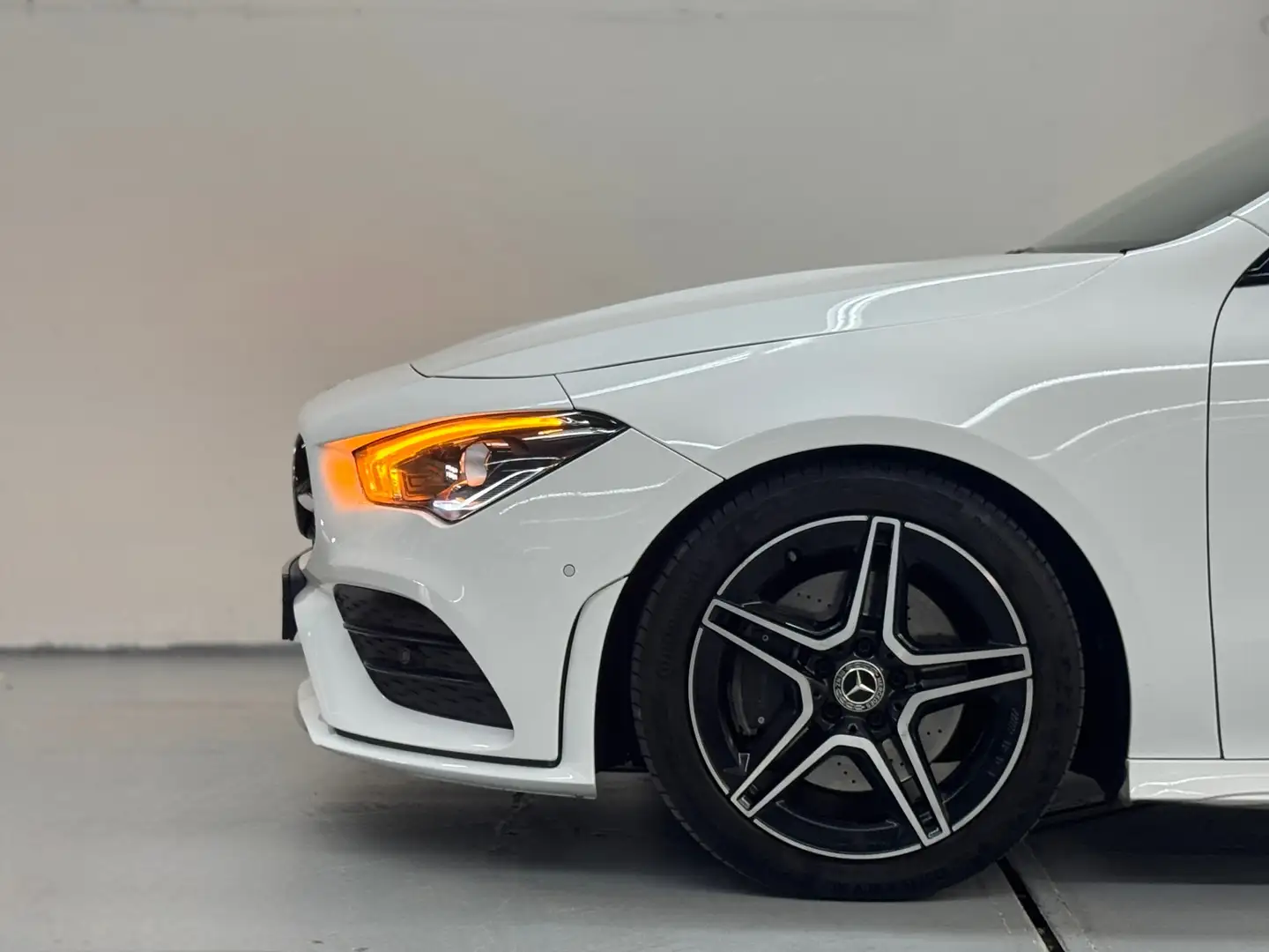 Mercedes-Benz CLA 200 Shooting Brake Premium Plus AMG Pano Weiß - 2