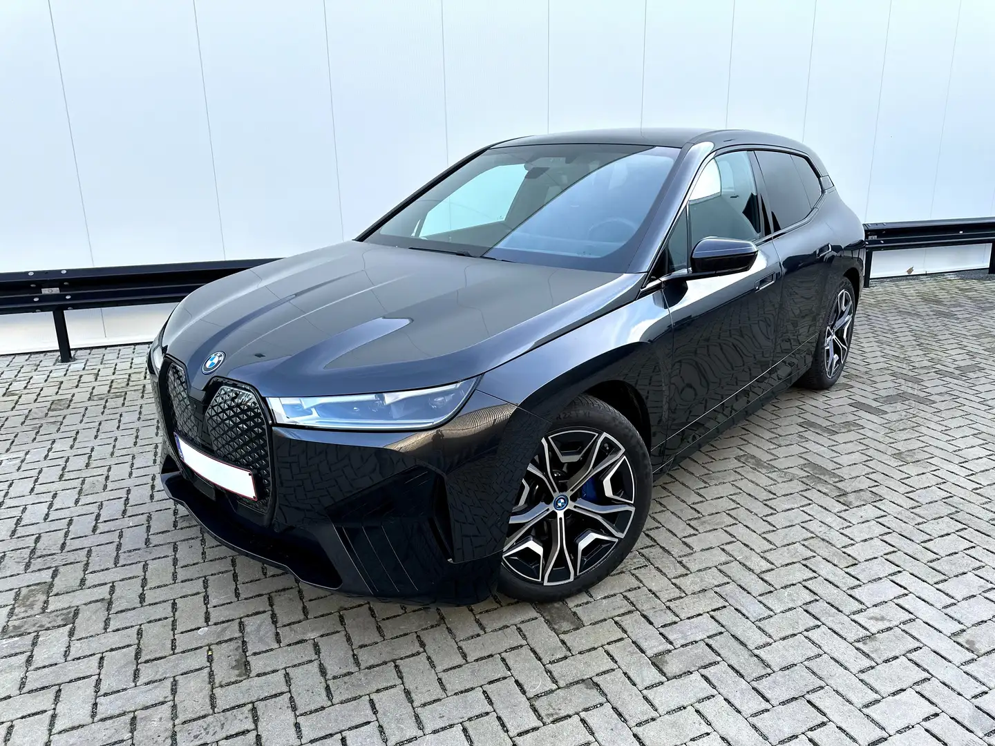 BMW iX XDRIVE40 M-SPORT | PANO | 360° | BTW-WAGEN Grijs - 1