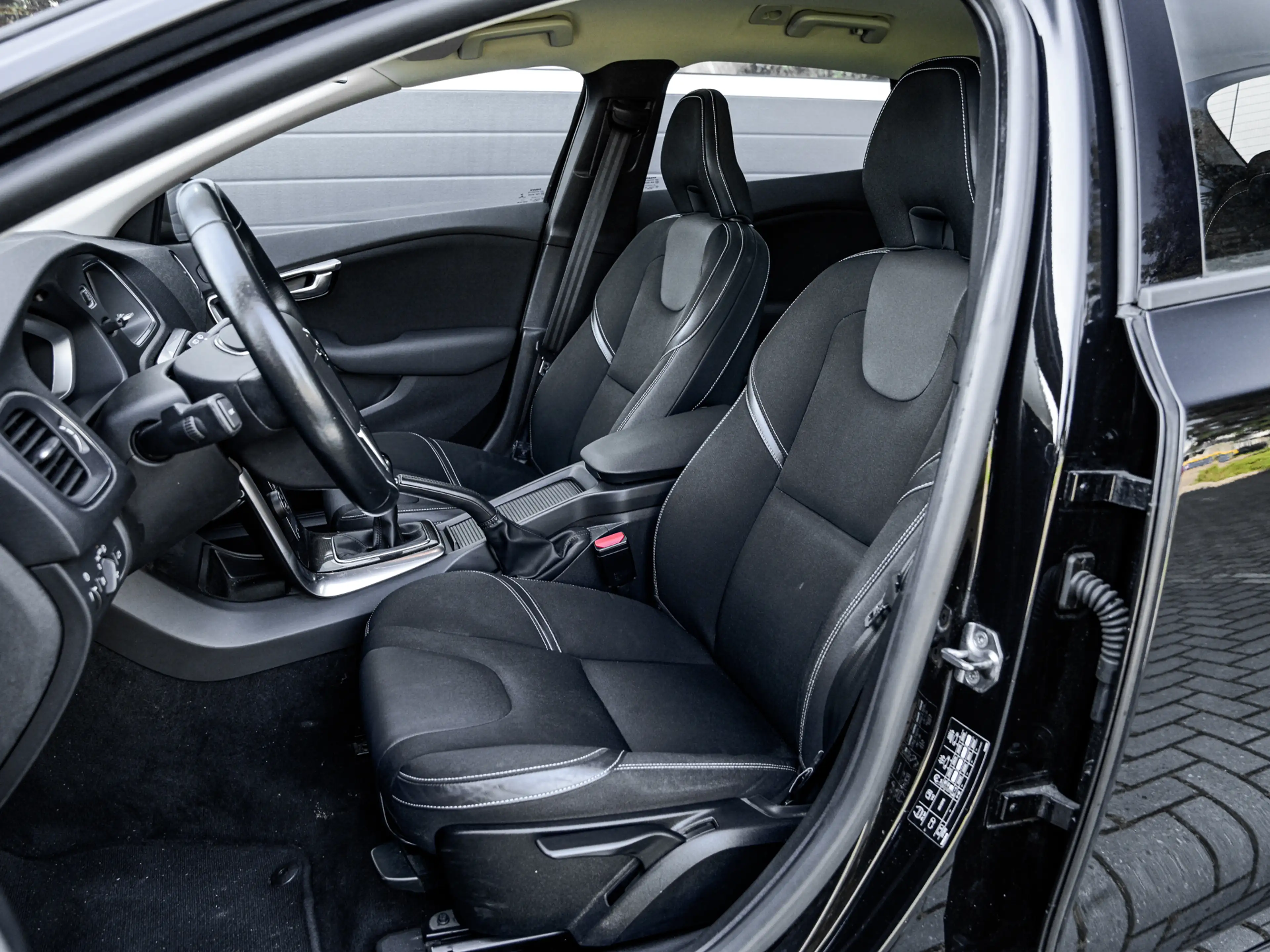 Volvo V40 2.0 T2 Nordic+ | Full LED | Navi | Stoelverwarming — photo 3