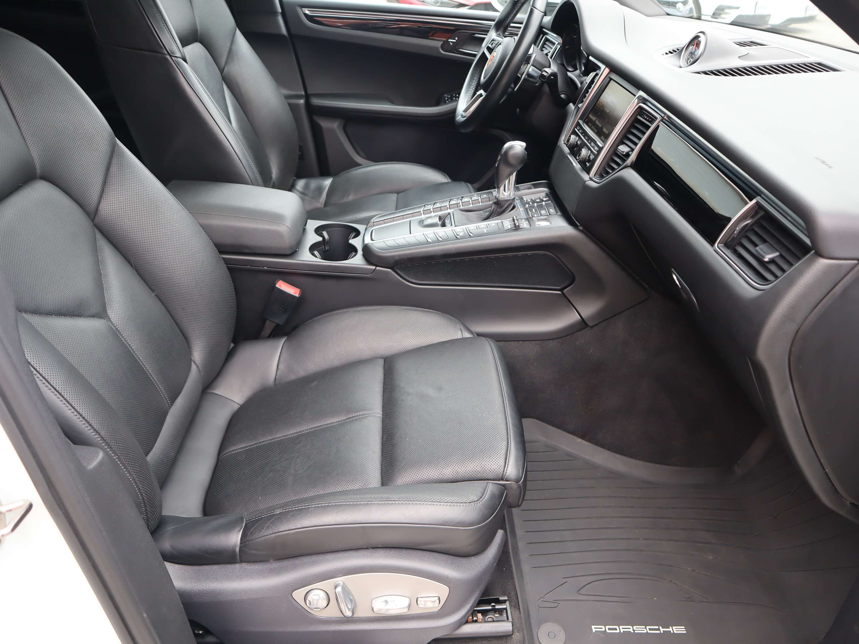 2015 Porsche Macan S thumb 25