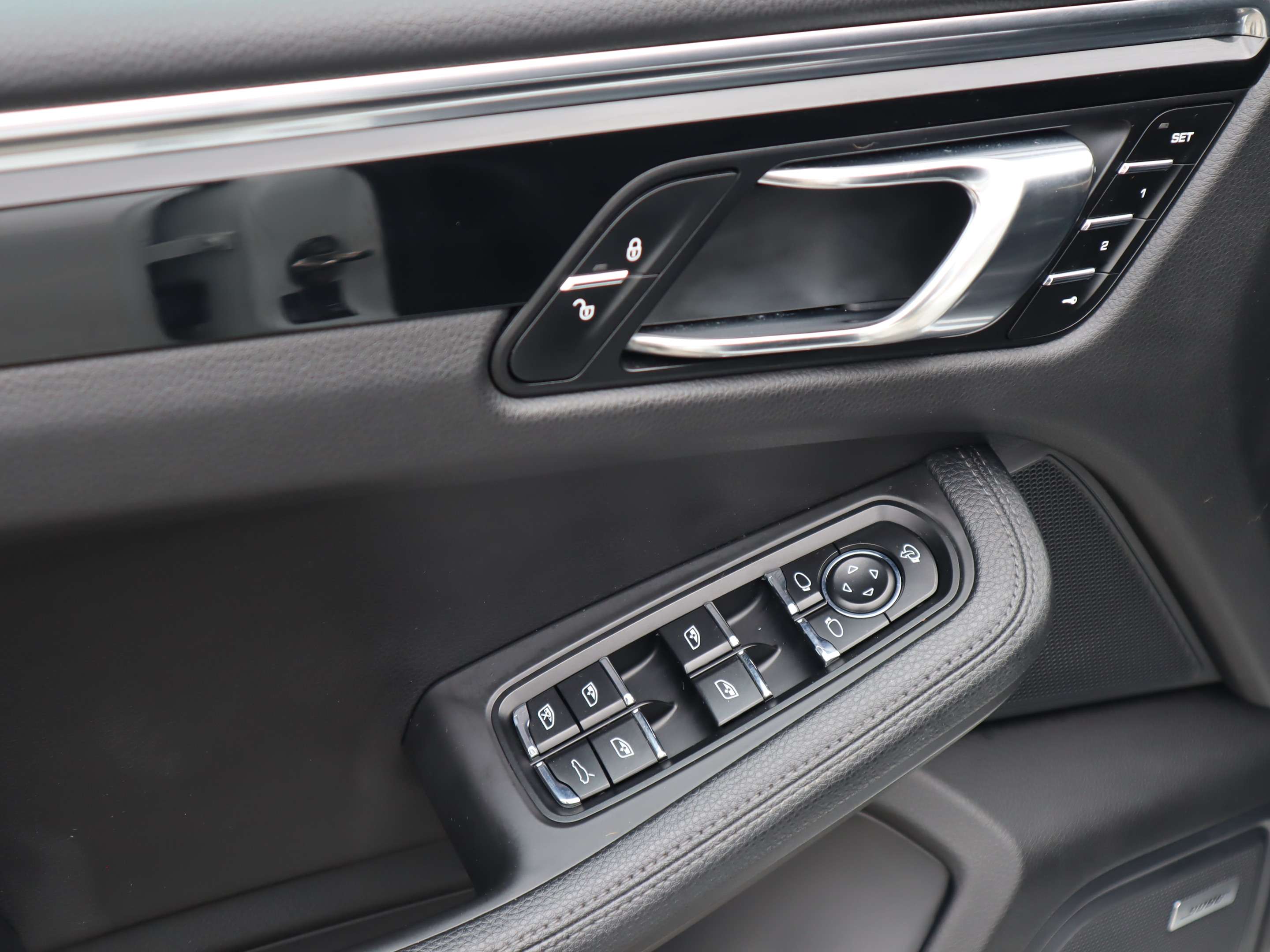 2015 Porsche Macan S thumb 11