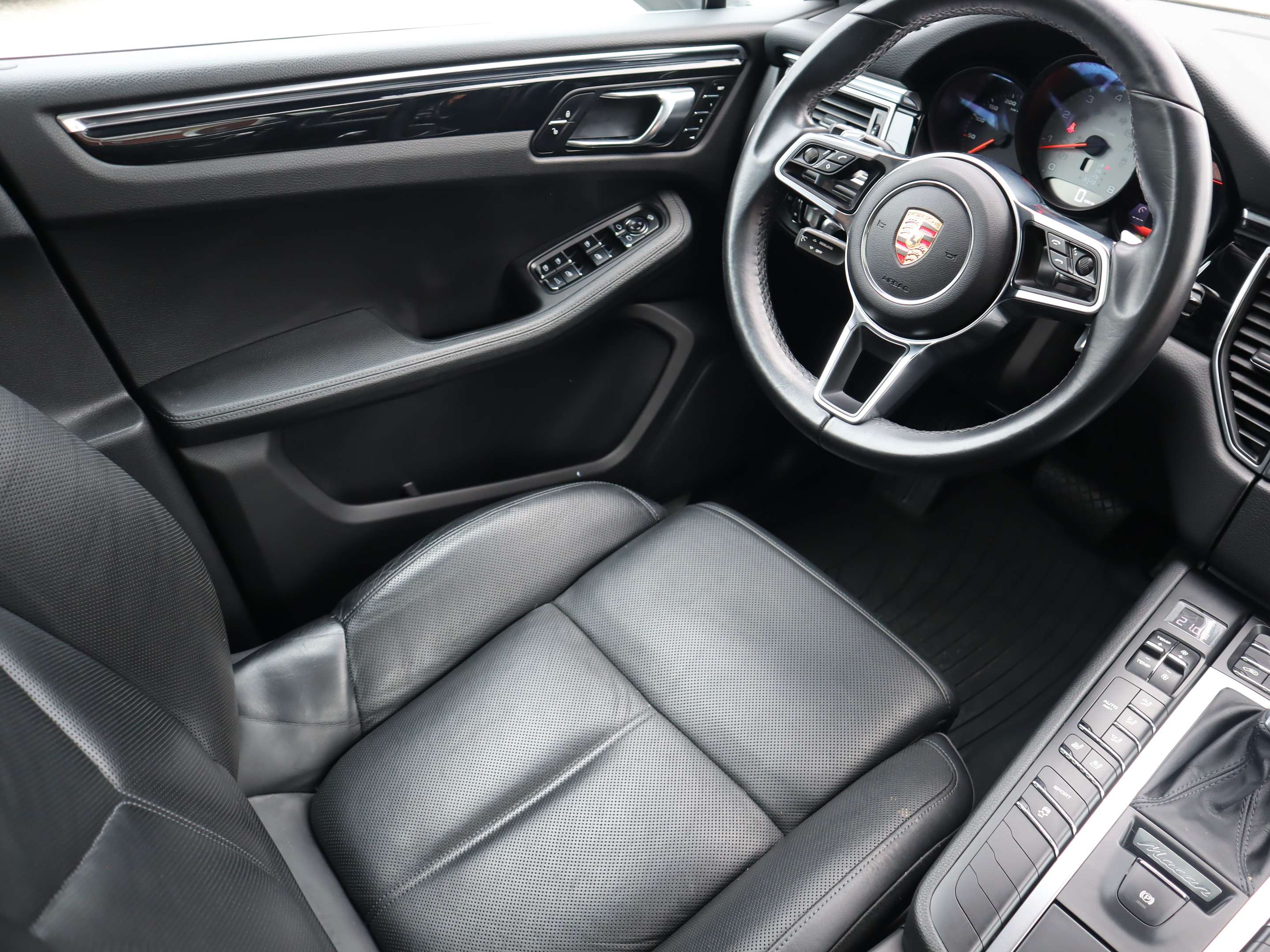 2015 Porsche Macan S thumb 15