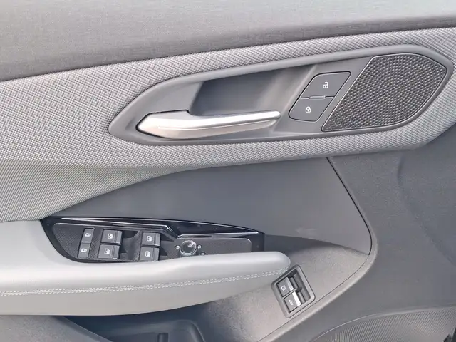 Audi Q3 view 8