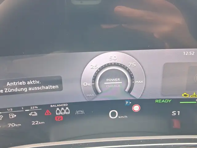 Audi Q3 view 10