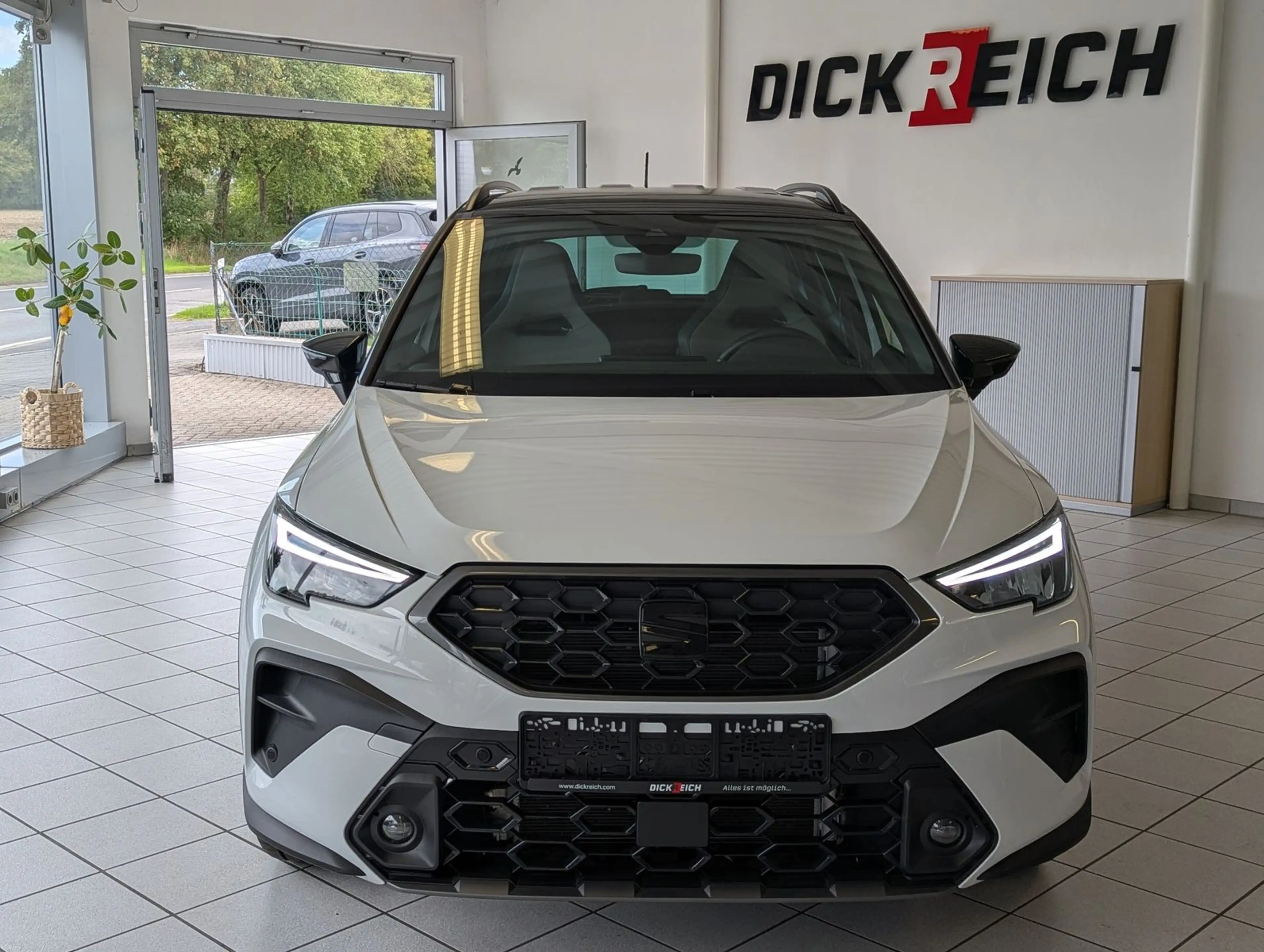 SEAT Arona 1.5 TSI DSG FR Black Edition Kessy Cam 18" — photo 2