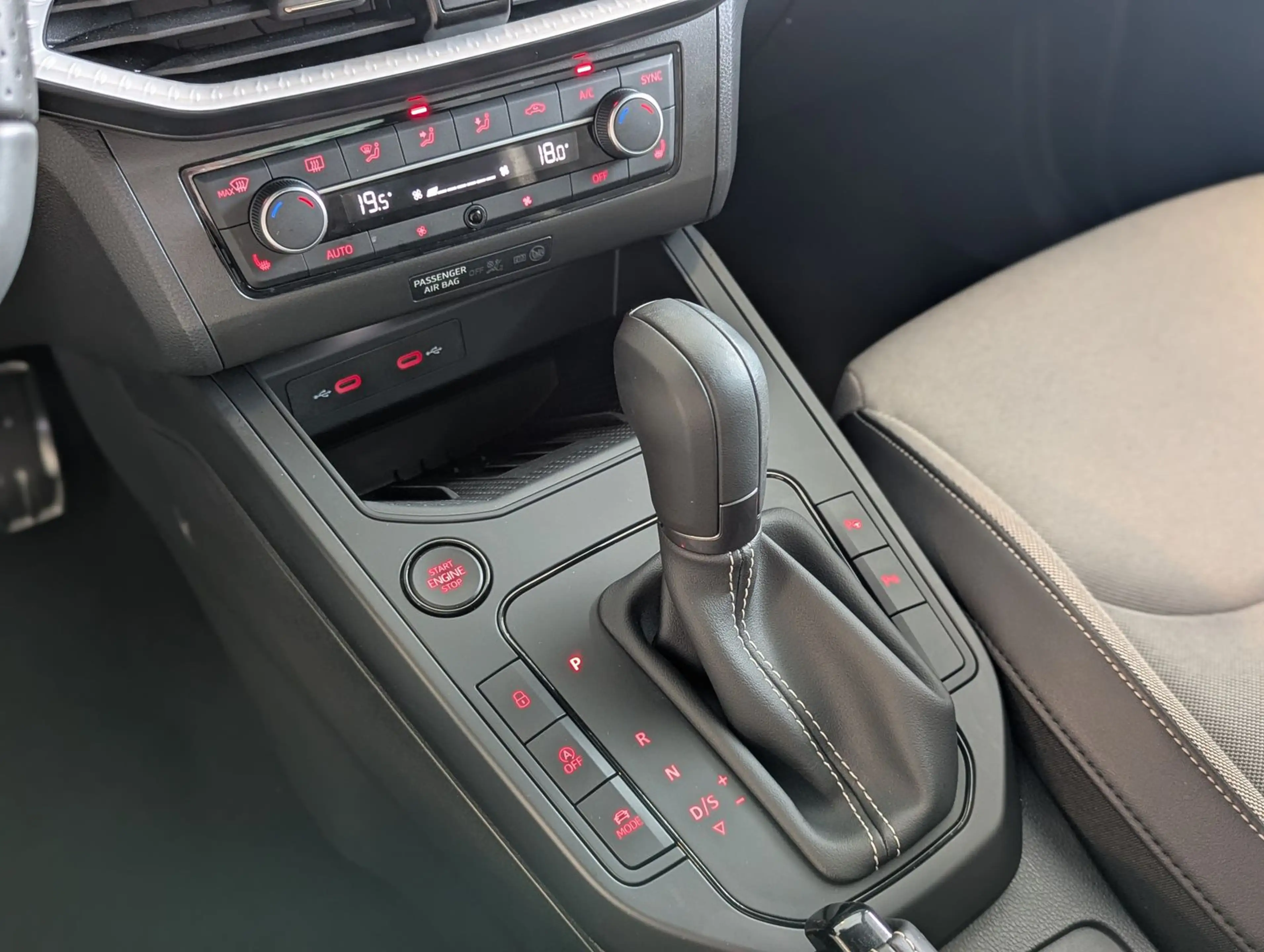 SEAT Arona 1.5 TSI DSG FR Black Edition Kessy Cam 18" — photo 23