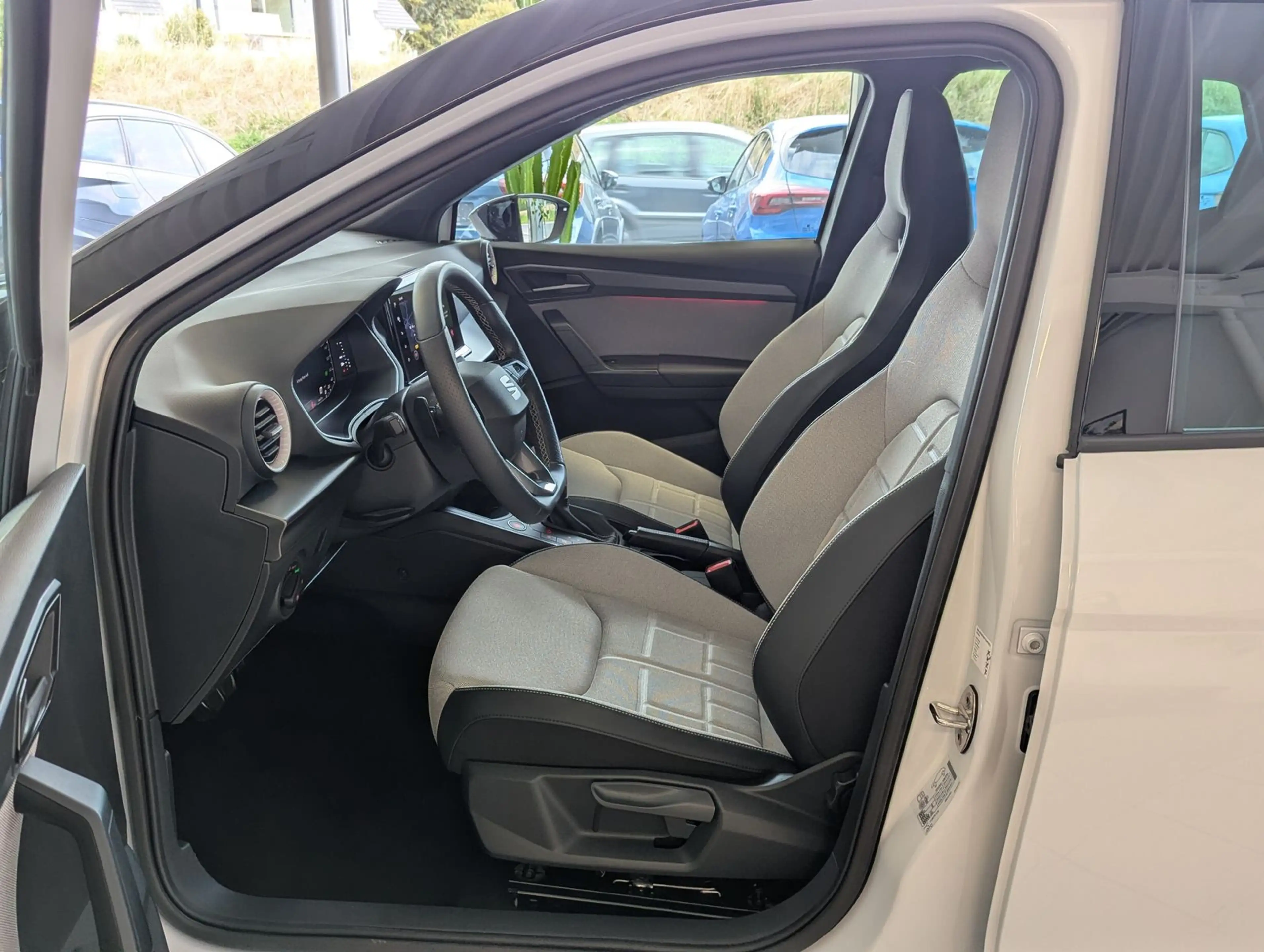SEAT Arona 1.5 TSI DSG FR Black Edition Kessy Cam 18" — photo 13