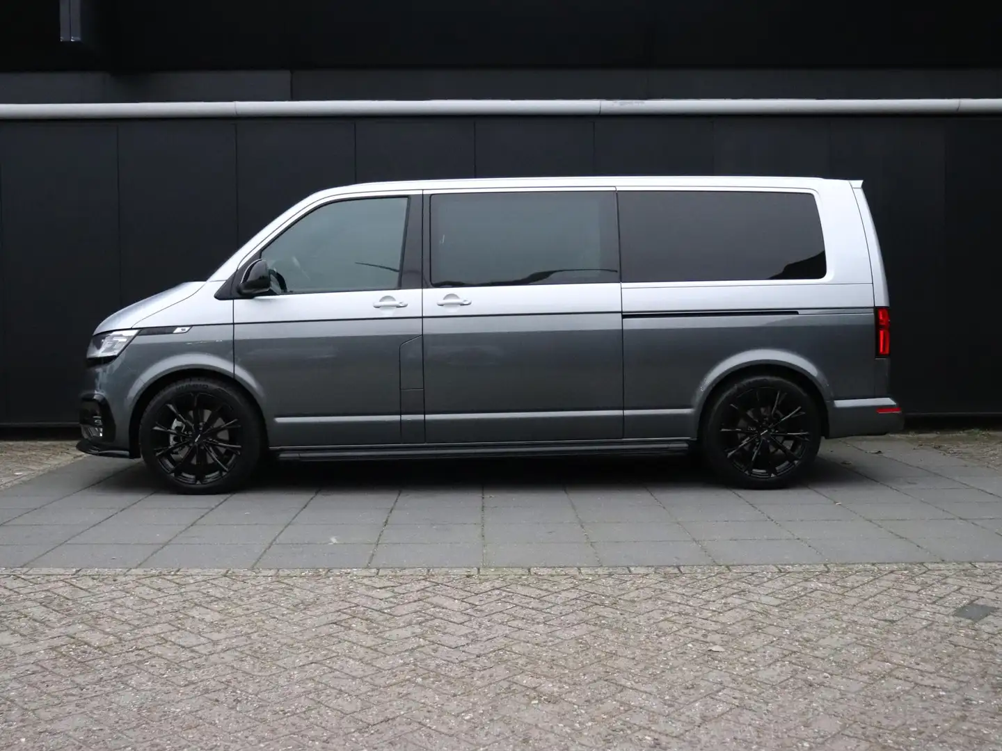 Volkswagen T6.1 Transporter 2.0 TDI 204 PK L2H1 30 Bulli | DUBBELE CABINIE | L Gris - 2