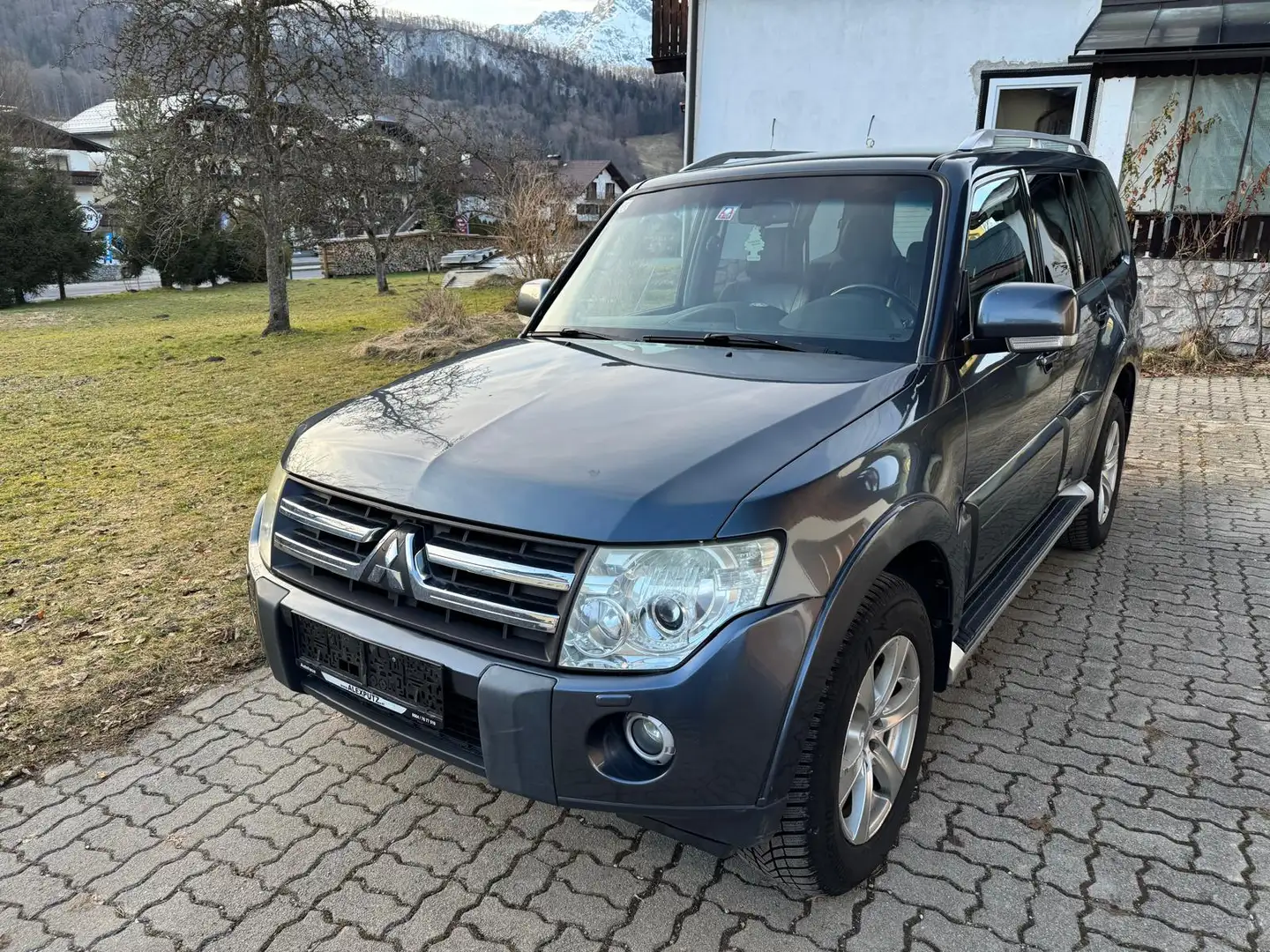Mitsubishi Pajero 3,2DI-D Instyle Grau - 1