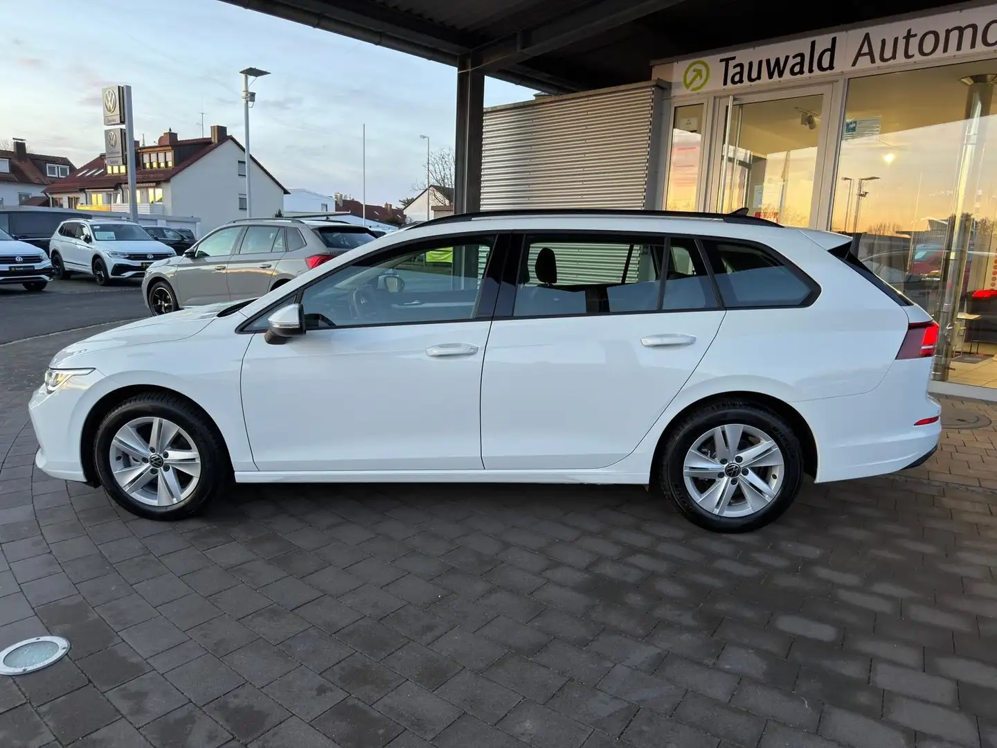 Volkswagen Golf Variant VIII Variant 1.5 TSI Life HUD/ACC/LED/SHZ/APP/NAV Weiß - 2