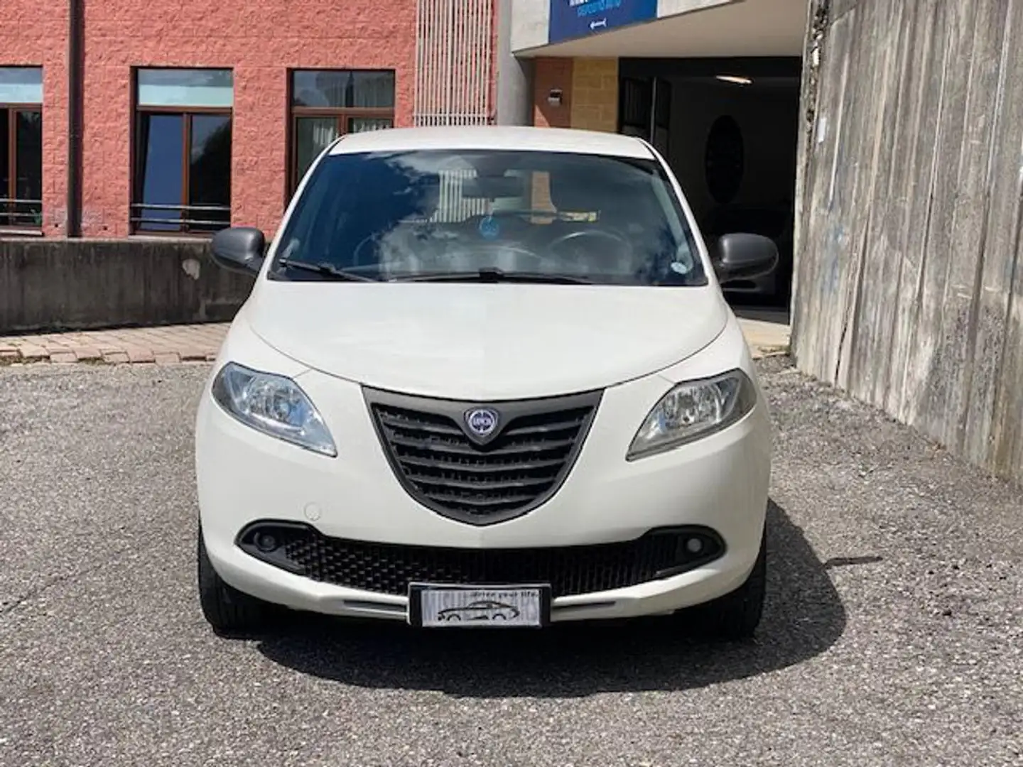 Lancia Ypsilon 0.9 TwinAir 85 CV 5 porte Metano Ecochic Elefantin Bianco - 2