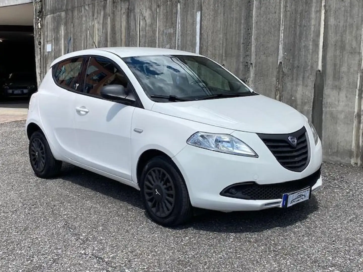 Lancia Ypsilon 0.9 TwinAir 85 CV 5 porte Metano Ecochic Elefantin Bianco - 1