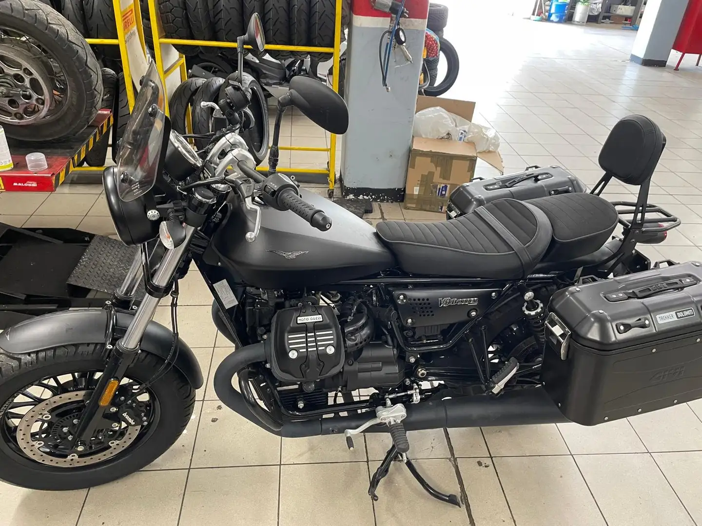 Moto Guzzi V 9 Bobber Negru - 1