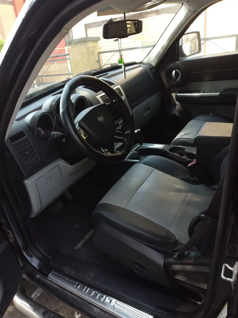 Dodge Nitro Nitro 2.8 L4 crd 16v SXT 4wd auto dpf Чорний - 1