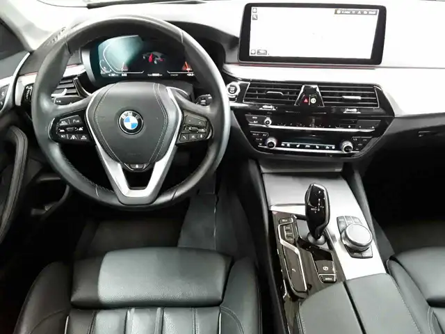 BMW 5 Series view 10