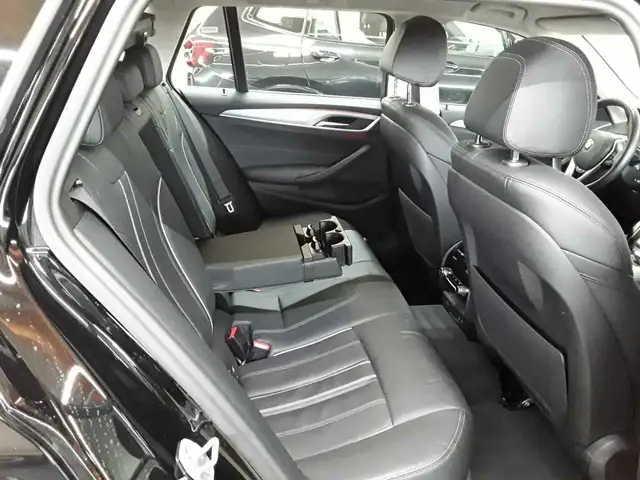 BMW 5 Series view 14