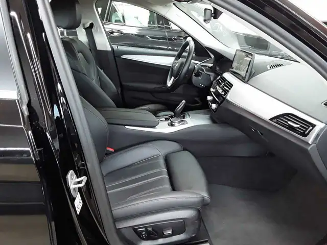 BMW 5 Series view 8