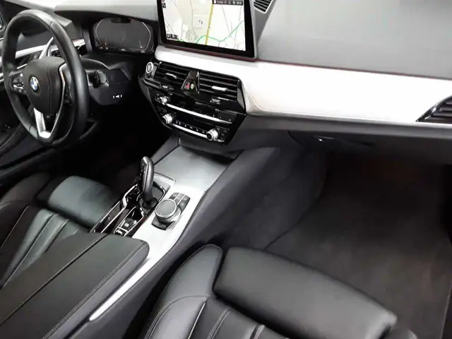 BMW 5 Series view 9