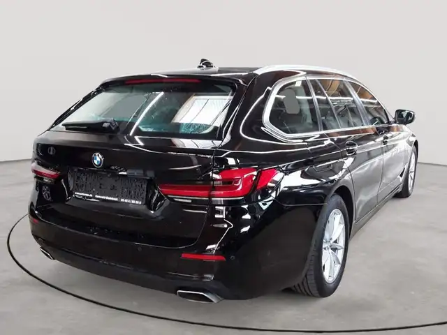 BMW 5 Series view 4