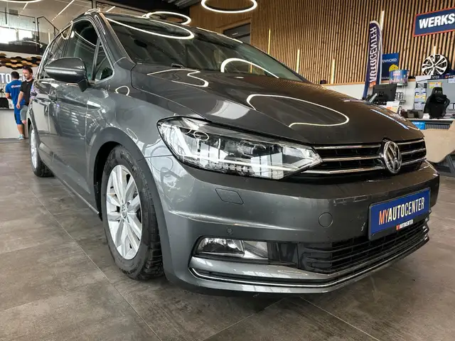 Volkswagen Touran view 3