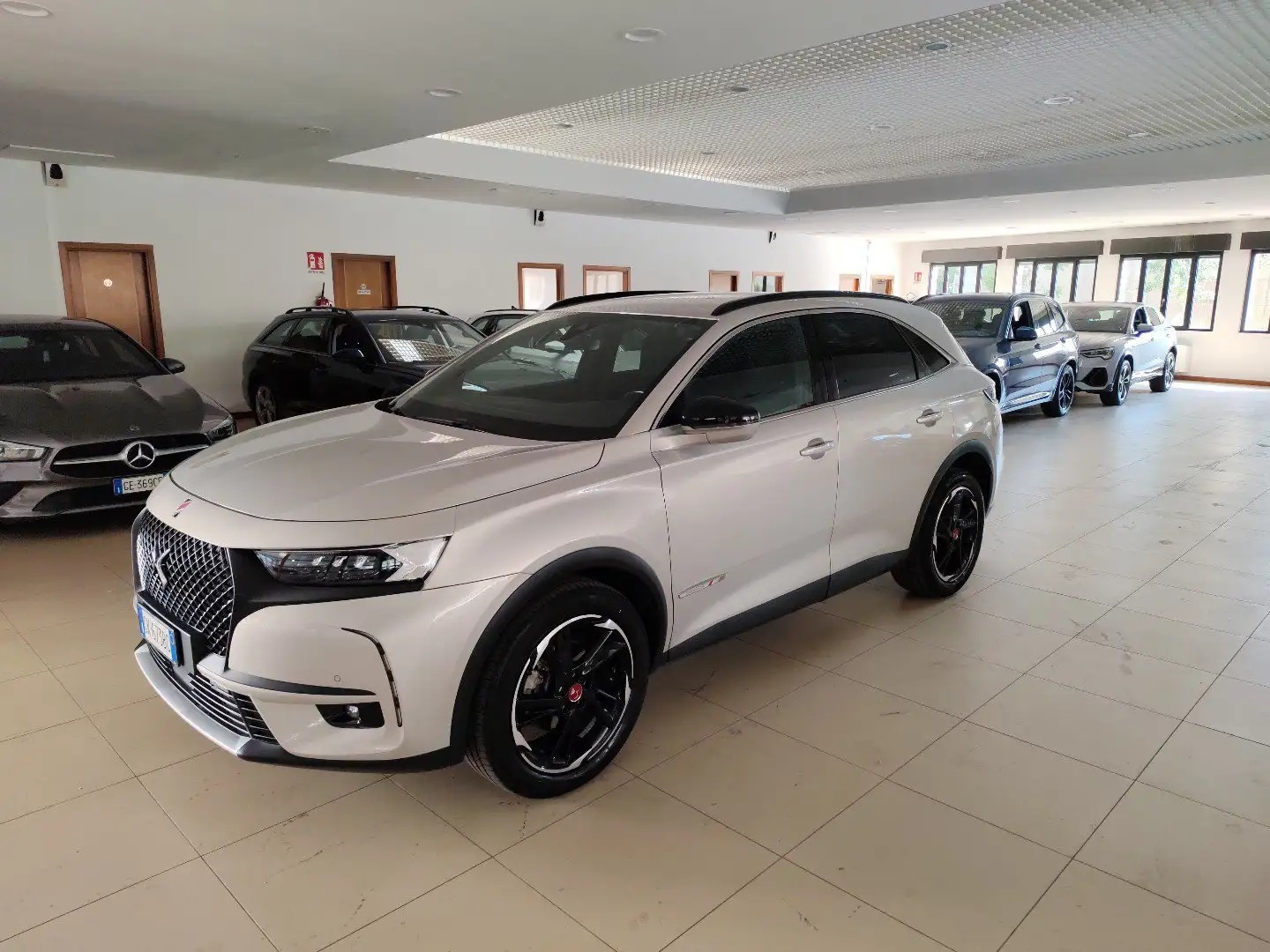DS Automobiles DS 7 Crossback BlueHDi 130cv auto Performance Line Fari LED 19” Grigio - 1