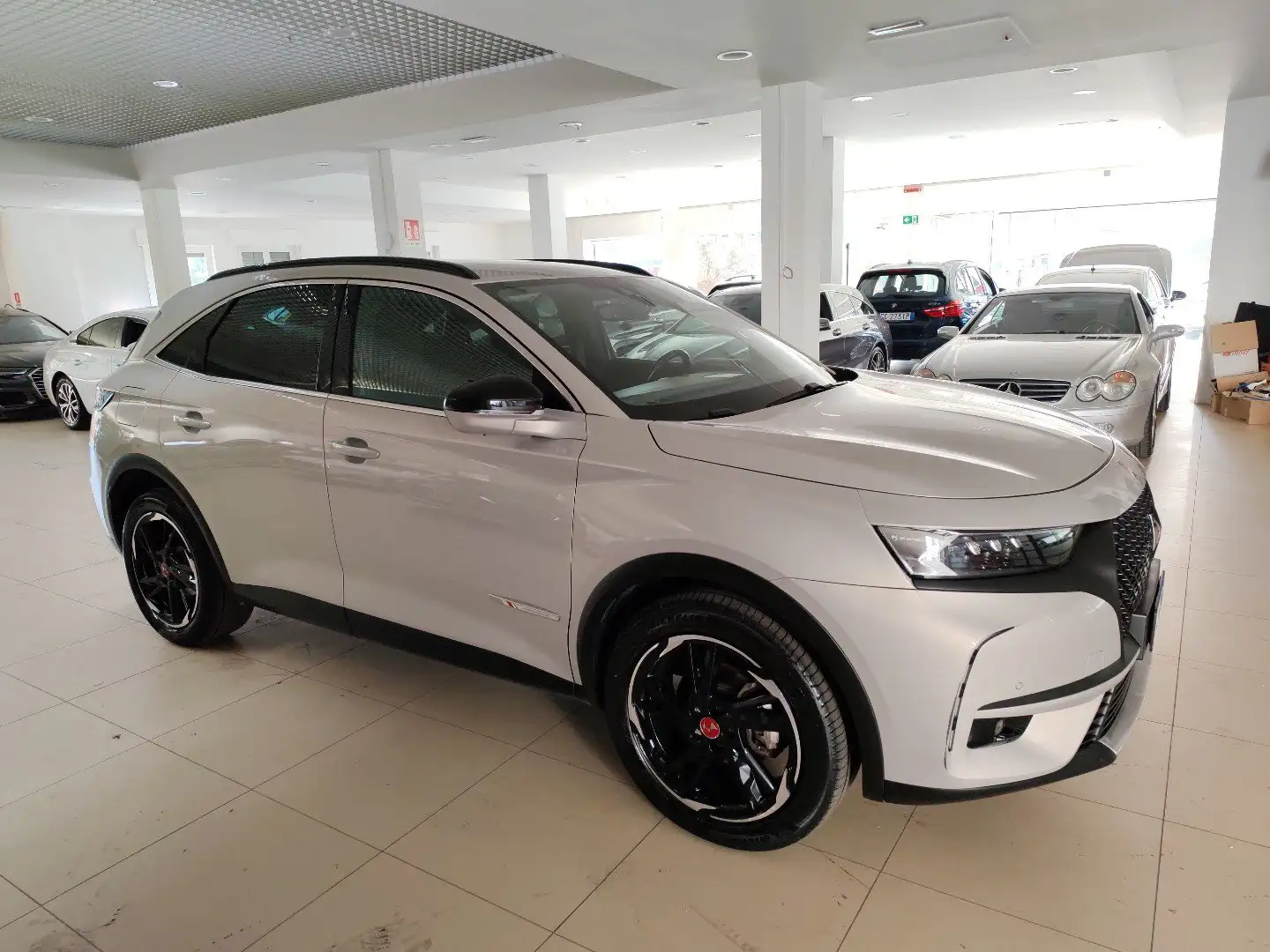 DS Automobiles DS 7 Crossback BlueHDi 130cv auto Performance Line Fari LED 19” Grigio - 2