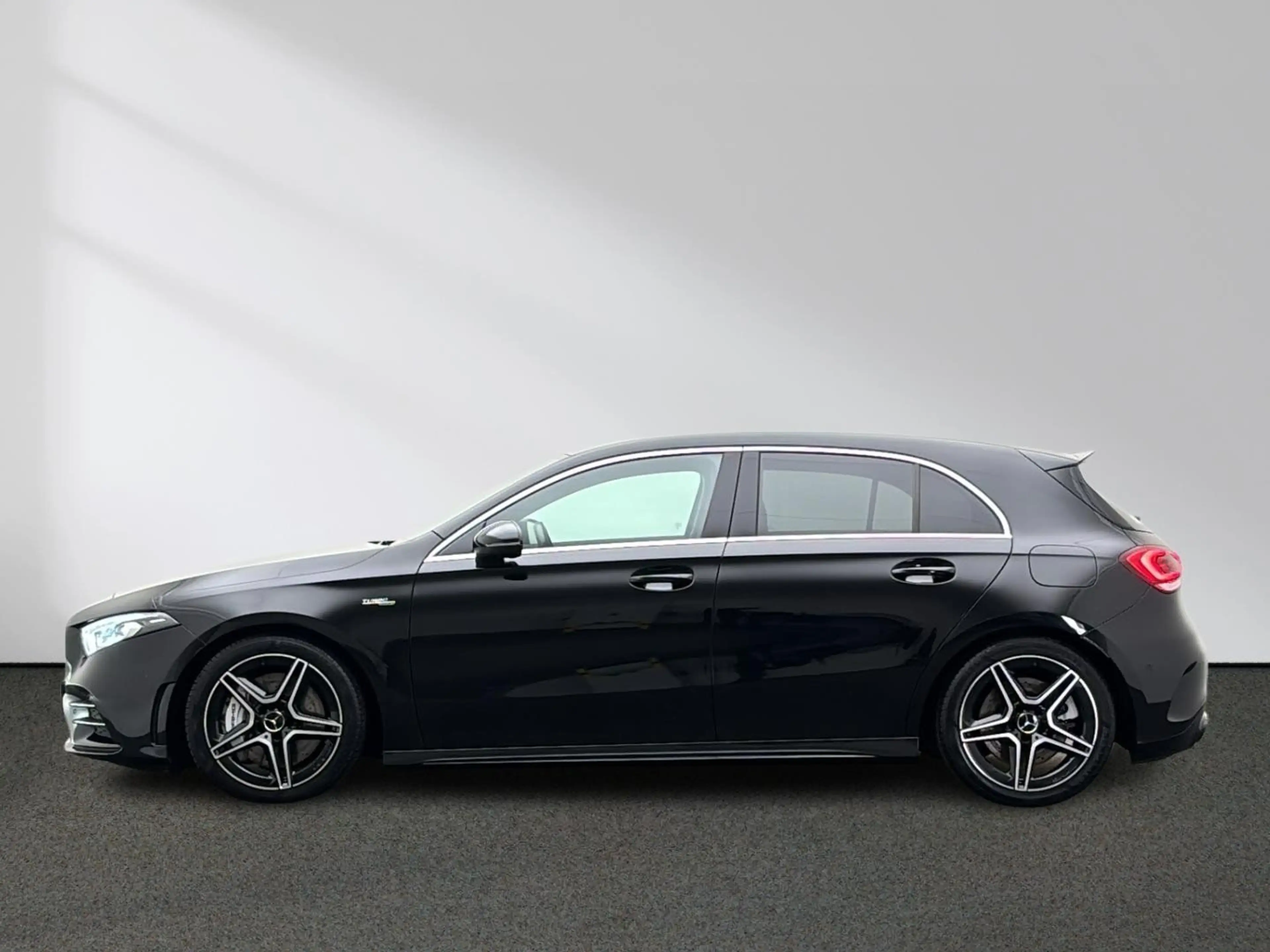Mercedes-Benz A 35 AMG 4M Multibeam Standheizung Distronic AHK — photo 3