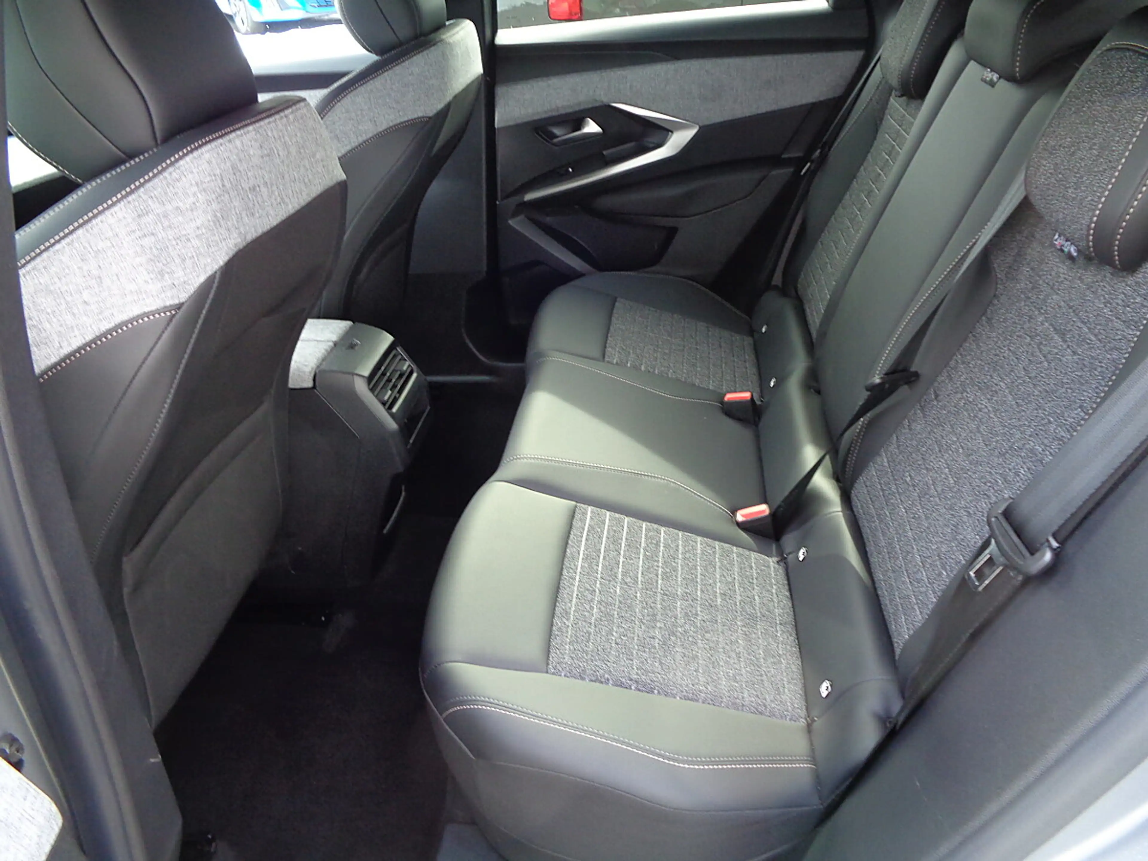 Peugeot 3008 Hybrid 136 E-DCS6 Allure Aut. — photo 10