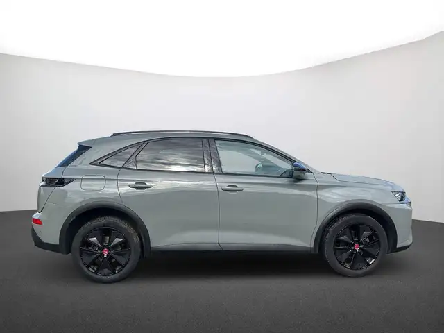 DS Automobiles DS 7 view 4