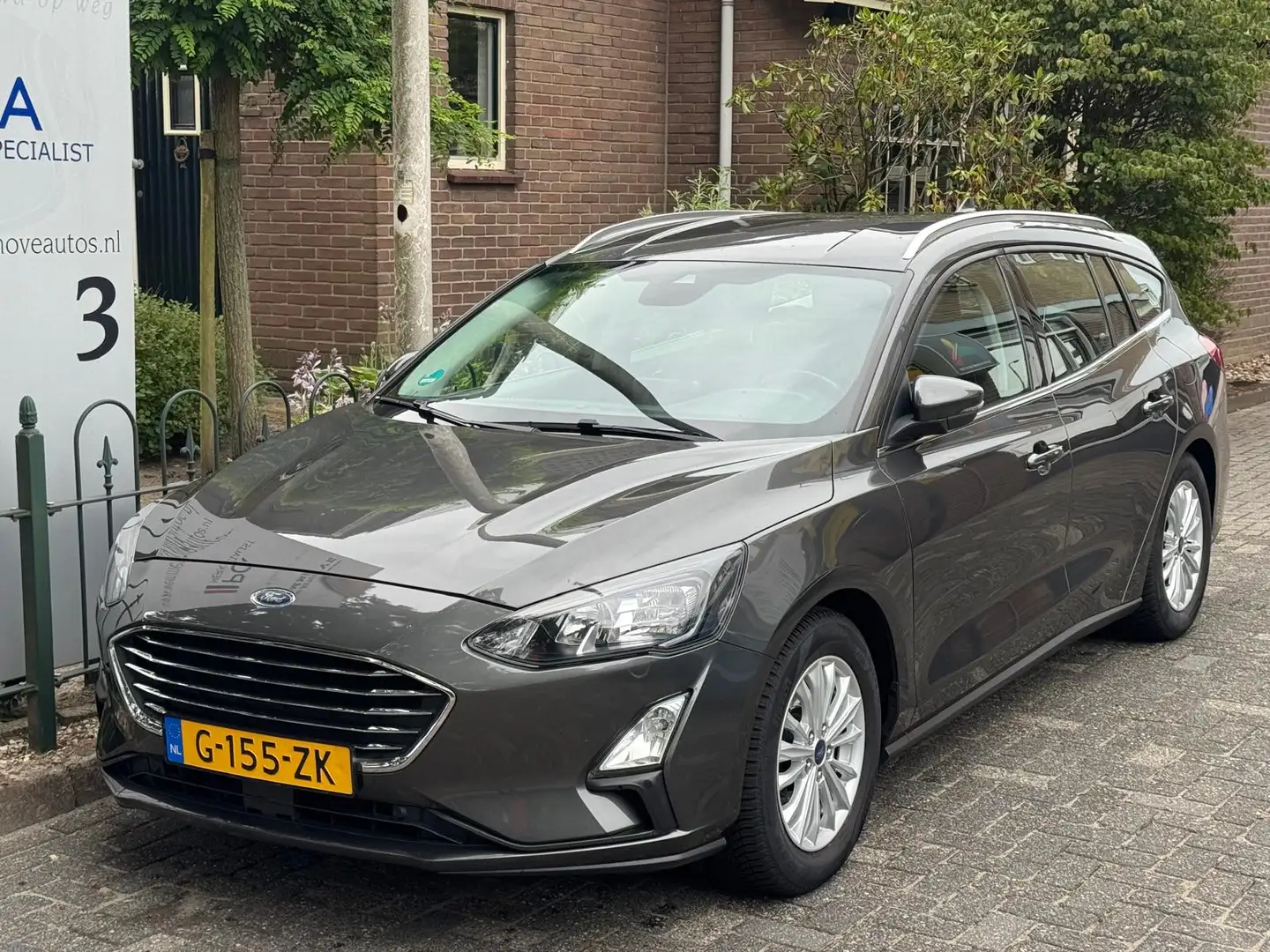 Ford Focus Wagon 1.0 EcoBoost Titanium Business Grijs - 2