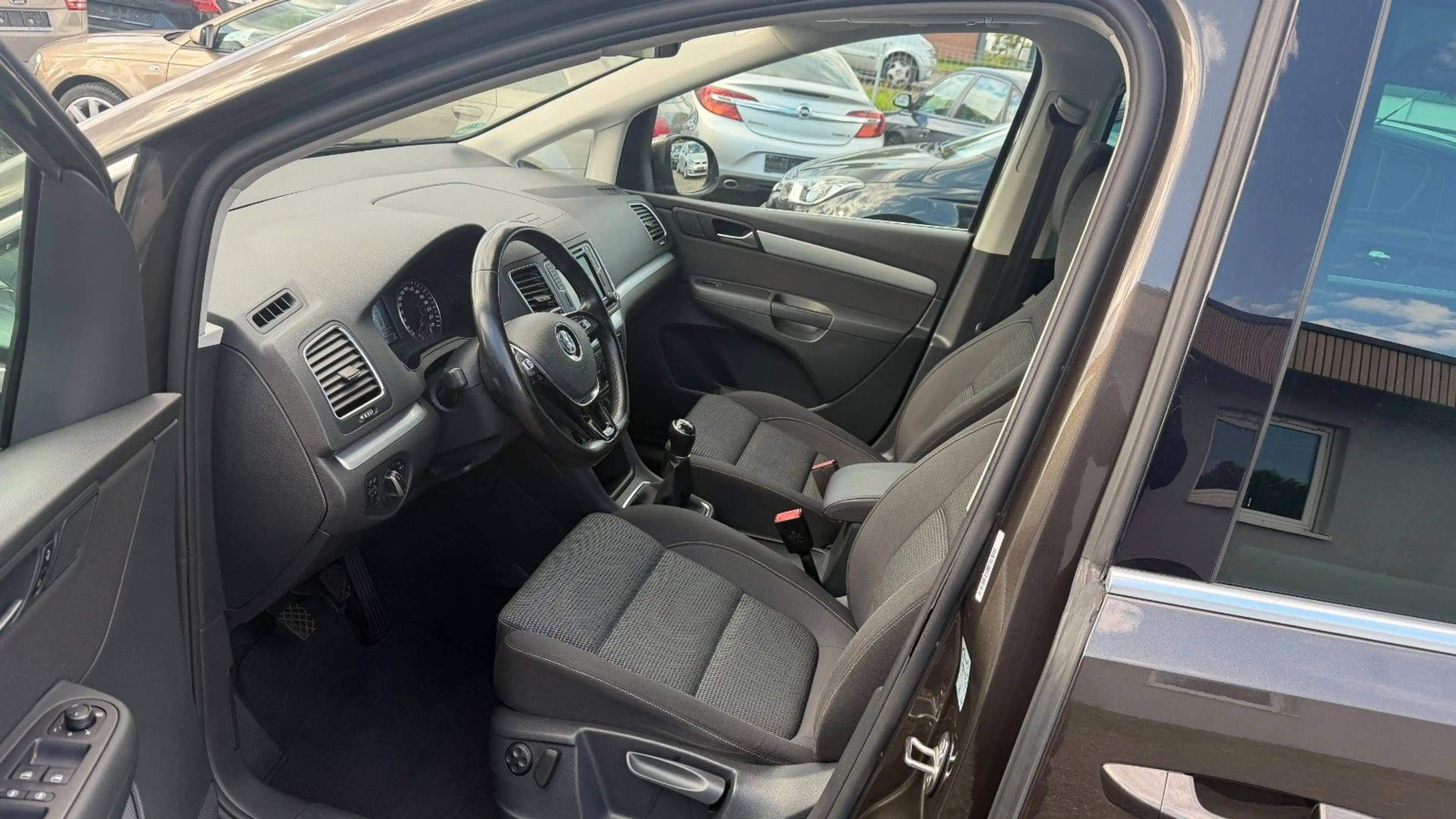 Volkswagen Sharan 7-Sitzer 1-Hand Navi Sitzheizung 2xPDC — photo 12