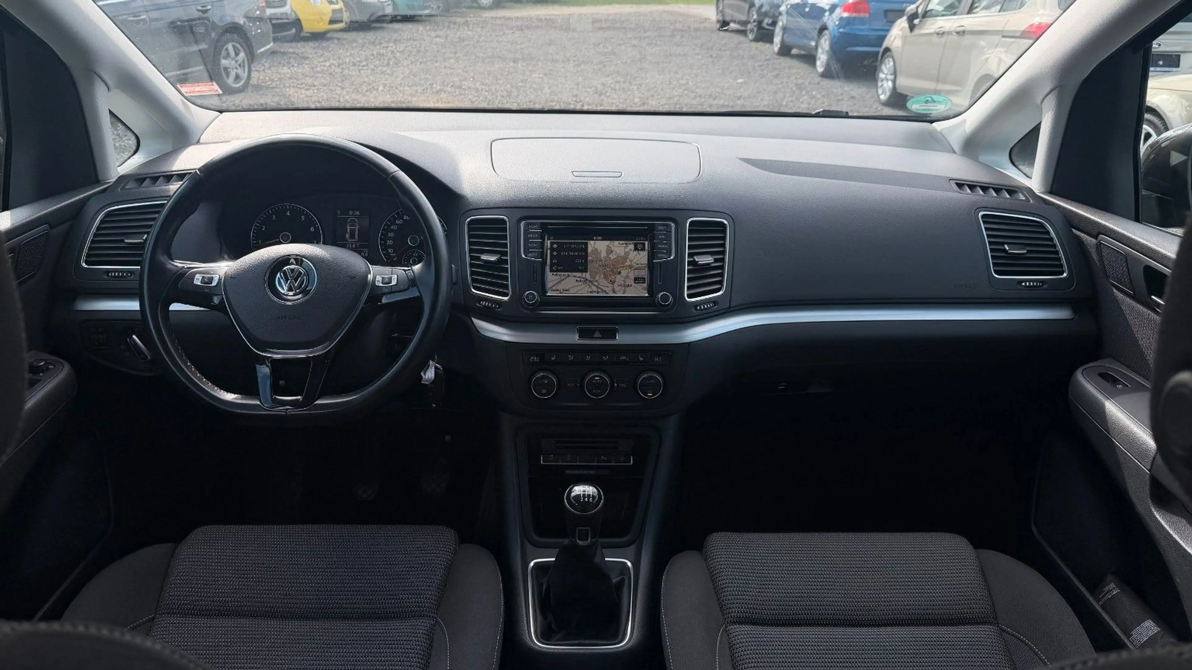 Volkswagen Sharan 7-Sitzer 1-Hand Navi Sitzheizung 2xPDC — photo 14